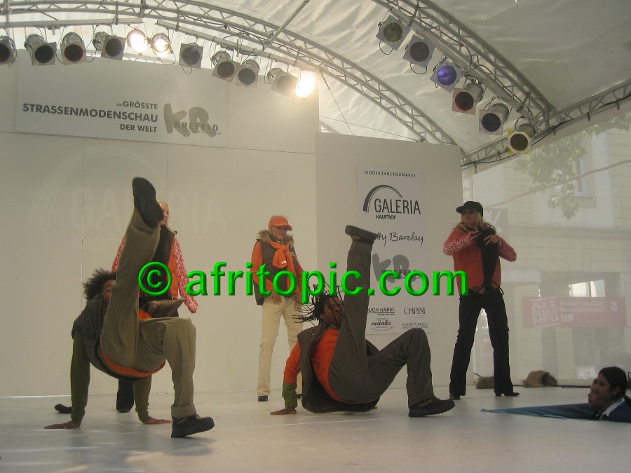 ../Images/Krefeld-Strssenmodenschau-2005 220.jpg